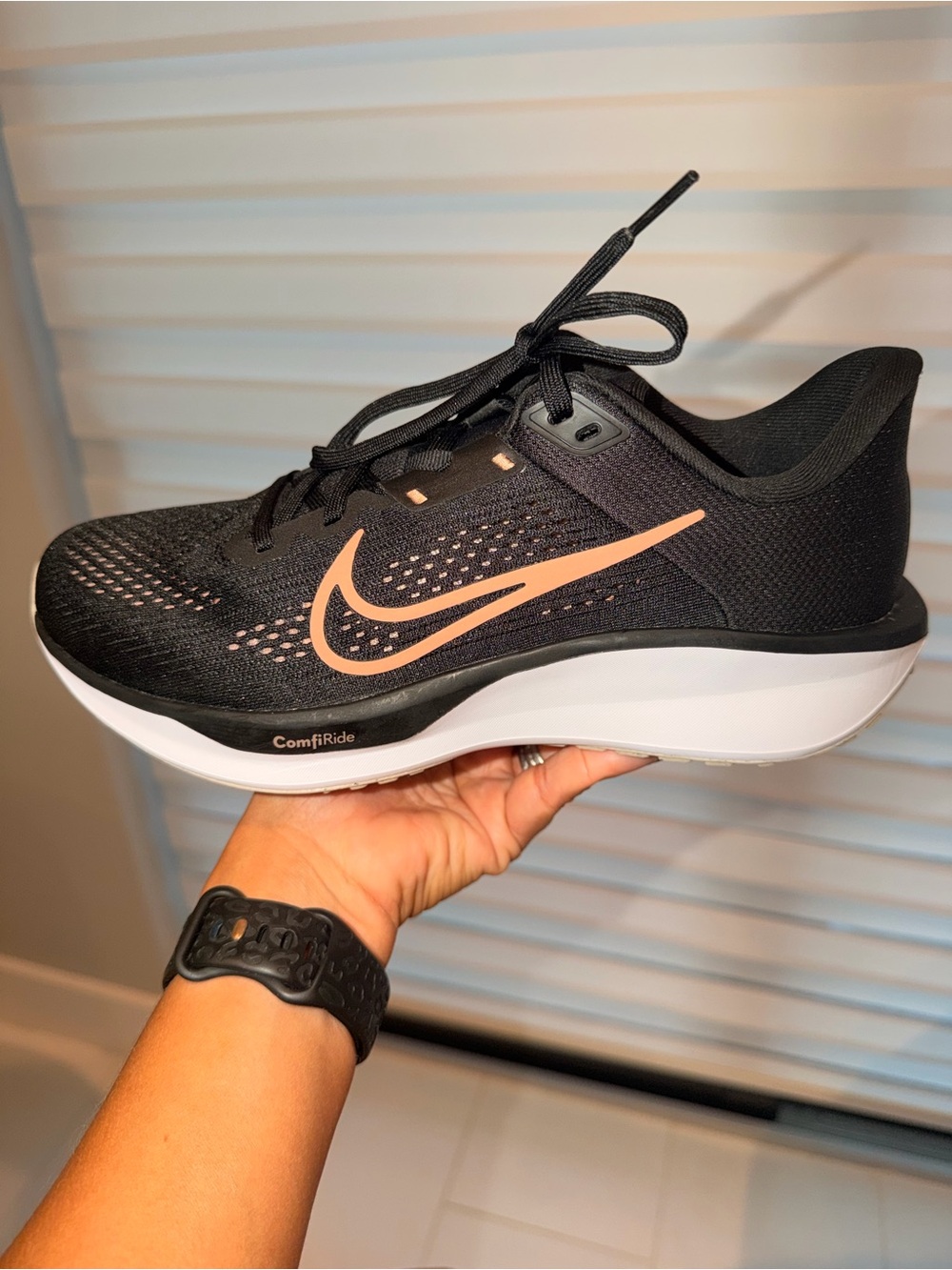 🖤 BRAND NEW 💛 Nike Women’s Black Running Shoe with Peach Swoosh